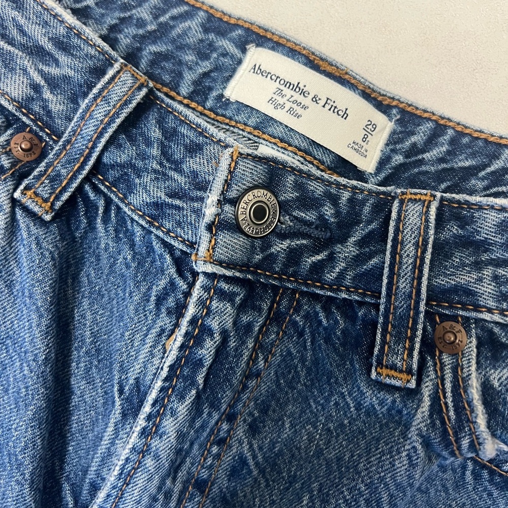 Abercrombie the loose high rise jeans NEVER WORN - Picture 2 of 3